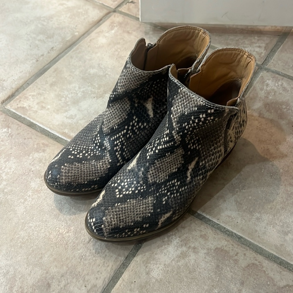 Lucky Brand Basel Almond Toe Ankle Booties Zip Avorio Snake Print
